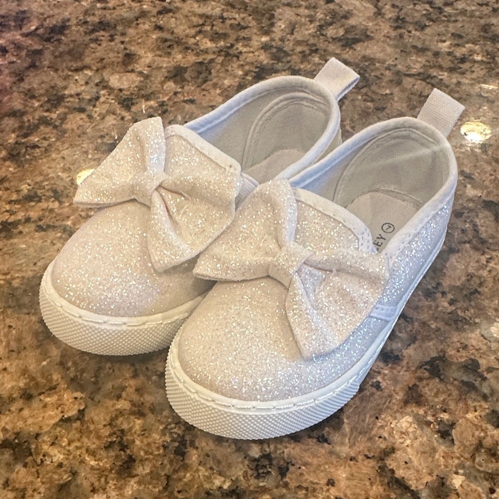 BRAND NEW Laura Ashley Girls White Glitter Slip on Shoes with Bow, size 7